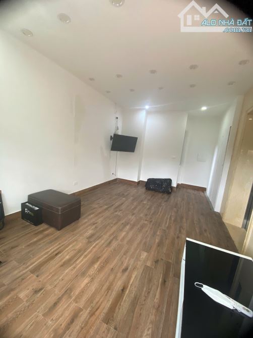 Cho thuê nhà đường Nguyễn Tuân, Thanh Xuân. DT 75m, 6 tầng, Thông sàn, có thang máy. Giá 4 - 6