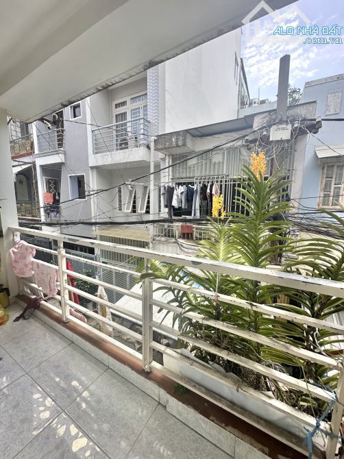Hẻm 6M ô tô vào nhà ngay Phố Ẩm Thực Hồ Thị Kỷ. 3 tầng còn mới. Ngang 6m đẹp. Chỉ 6,x tỷ - 6