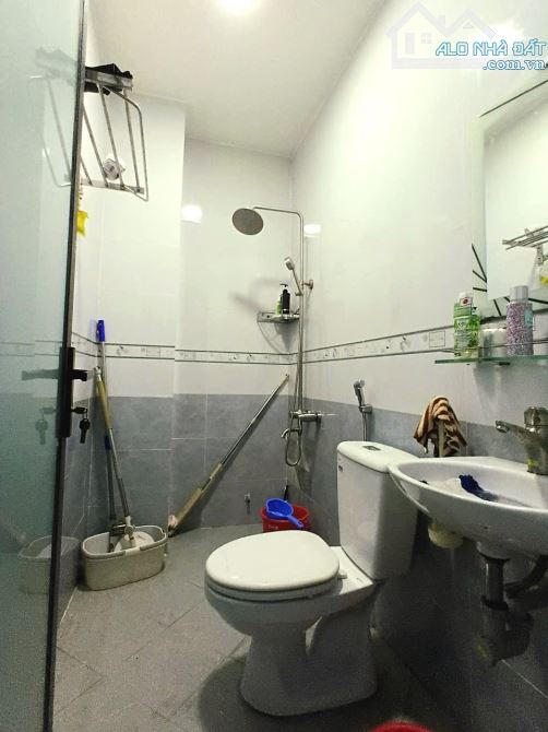 Nhà bán: đường Nguyễn Bá Tồng. Q Tân Bình. DTSD 72m2. 4 tầng. Giá 10,5 tỷ - 8