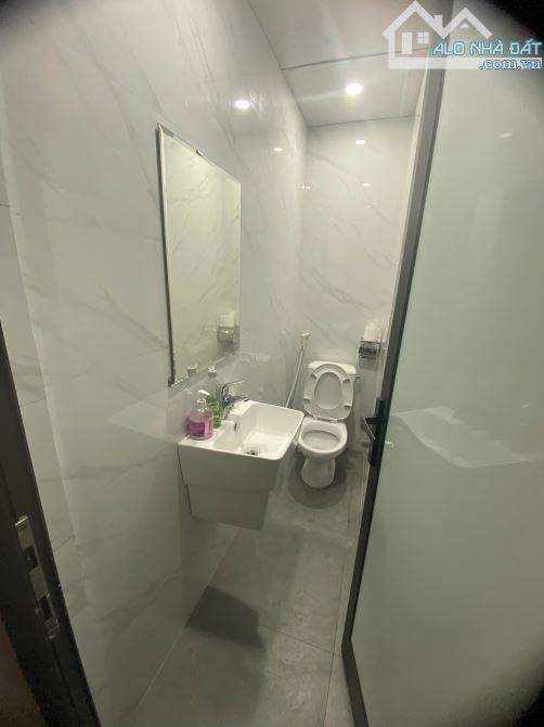 Cho thuê nhà đường Nguyễn Tuân, Thanh Xuân. DT 75m, 6 tầng, Thông sàn, có thang máy. Giá 4 - 9