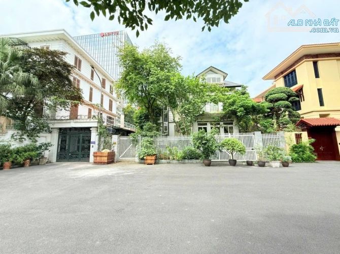 Bán Cực Gấp! Biệt Thự D3 Vườn Đào 300M, Chỉ Hơn 100 Tỷ - VIP Nhất Khu