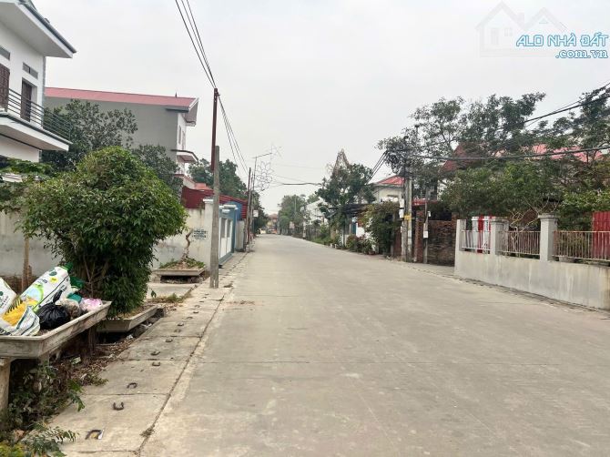 BÁN LÔ TRỤC CHÍNH LẠC XÁ CÁCH KCN QV3 1KM DT 228M2