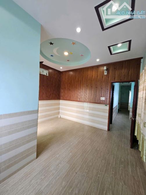 Bán Nhà Trệt Lững + 2 Lầu Hẻm 180 CMT8 - Bình Thủy