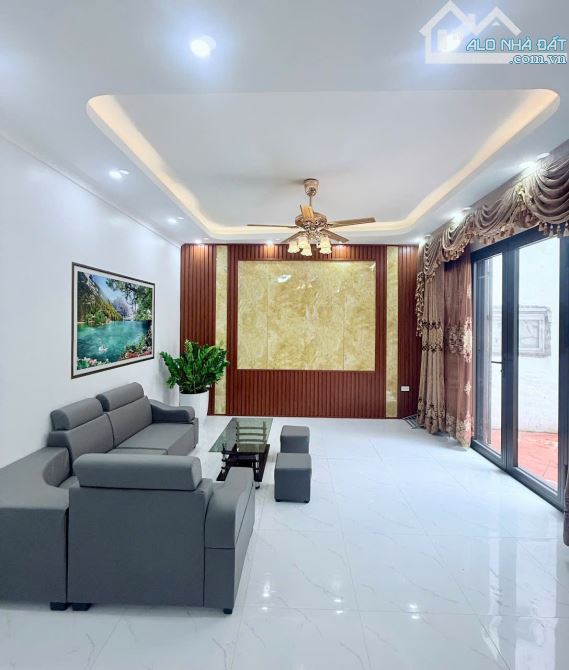 Nhà mới tinh Full nội thất, 5T, dt 35m², ôtô đỗ cách 10m, ra trục chính Yên Bình ôtô tránh