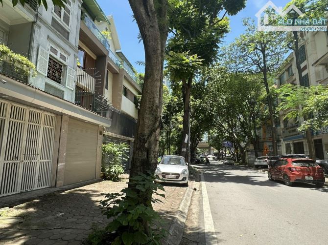 BÁN NHÀ MẶT PHỐ LINH ĐÀM. KINH DOANH. PHÂN LÔ VỈA HÈ . DT 75M . NHÀ 4 TẦNG. MT 6 M .