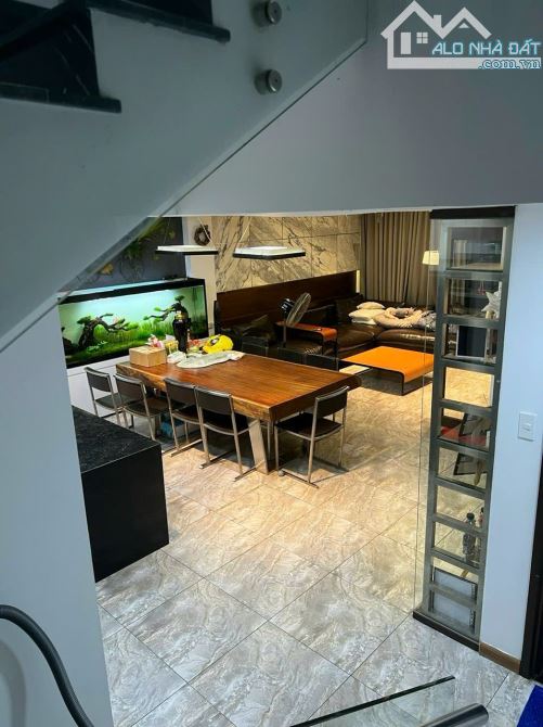 Bán nhà đường Nguyễn Văn Trỗi, Phú Nhuận. (10x10 nở hậu 16m, 4 tầng) Giá 25 tỷ