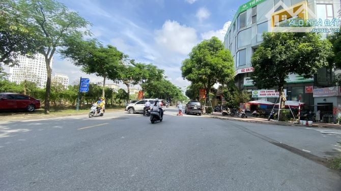 Bán nhà trung tâm Giang Biên, ô tô tránh, gara, kinh doanh tốt, DT 40m² – Giá hơn 10 tỷ
