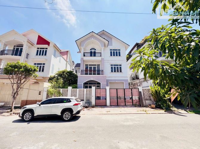 BÁN BIỆT THỰ ĐƠN LẬP 270M2(15*18M) 27TỶ ĐƯỜNG LIÊN PHƯỜNG GẦN GLOBAL