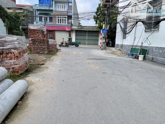 Sát vách Đông Anh, hơn 3 tỷ, ô tô ngủ trong đất, đường thông to chà bá