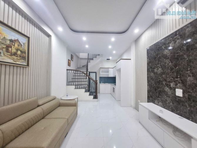 Nhà 5 tầng mới koong Giang Biên, full nội thất, ô tô cách 10m, 30m, MT 3.7m, nhỉnh 5 tỷ