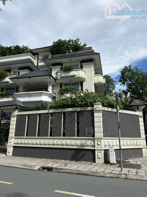 Bán nhanh nhà góc 2 mặt tiền Thảo Điền - Quận 2 - (10 x 15m) - 3 tầng - Giá 30 Tỷ