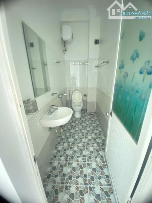 Bán nhà 3.5 tầng kèm theo nhà 1 tầng. Đầy đủ công năng sử dụng cách mặt đường vài bước châ