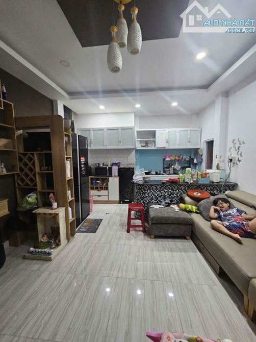 Bán Nhà Hẻm Nở Hậu 8x20m Đường Âu Dương Lân Phường 2 Quận 8 .