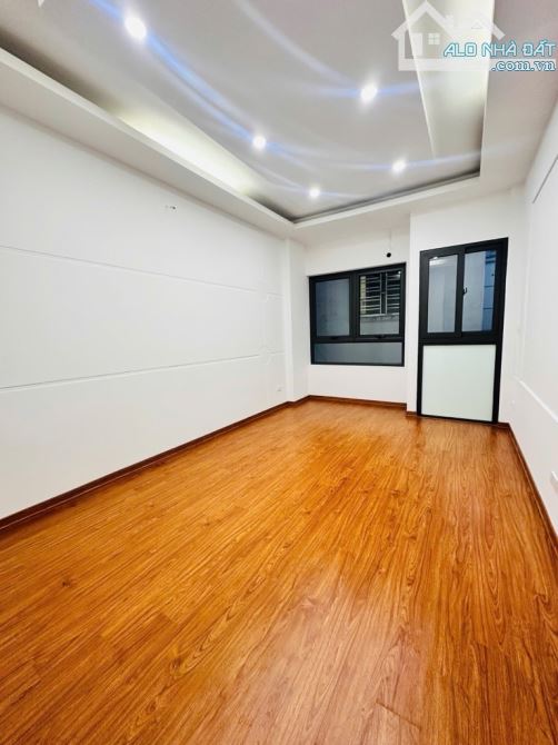 HÀNG HIẾM CỔ NHUẾ 2 4 TẦNG NGÕ THÔNG KINH Ô TÔ ĐỖ CỬA 35m2 TC 8x tỷ - 5