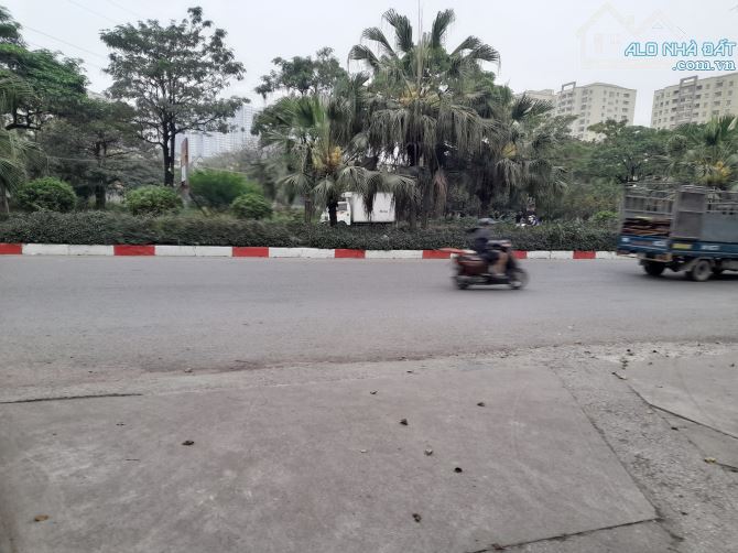 Bán tòa nhà văn phòng VIP KCN Vĩnh Hoàng - Mặt phố Tân Mai DT 1250m2, MT 30m, Giá 158 tỷ