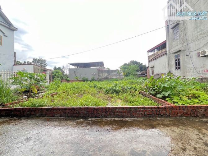 NHÀ CỰC ĐẸP ,CÒN RẤT MỚI -NHÀ XÂY PHÂN LÔ -NGÕ NÔNG,RỘNG -THÔNG CÁC NGẢ - MT :5M -GIÁ :6 T - 1