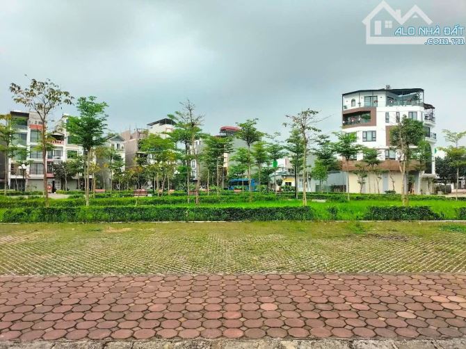 HÀNG HIẾM PHÂN LÔ TÁI ĐỊNH CƯ GIANG BIÊN - VIEW VƯỜN HOA - THÔNG SỐ VÀNG - 1
