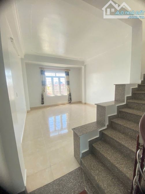 Bán nhà 3.5 tầng kèm theo nhà 1 tầng. Đầy đủ công năng sử dụng cách mặt đường vài bước châ - 1
