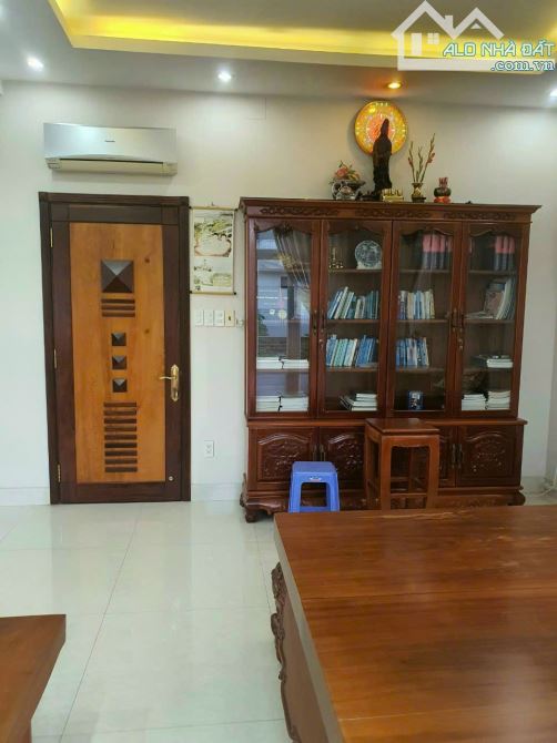 Bán biệt thự toàn gỗ quý KDC 6B- 250M-2- 3 lầu có hầm - 6PN- 8WC đường phạm hùng nói dày - 15