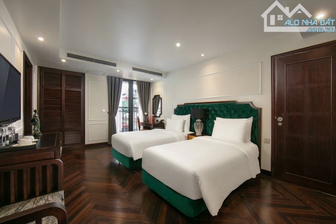 Cần bán khách sạn 4 sao mặt phố Hàng Bè - 300m2 - MT 9m - 80 phòng - 324 tỷ, DT 3 tỷ/tháng - 16