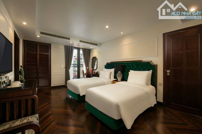 Cần bán khách sạn 4 sao mặt phố Hàng Bè - 300m2 - MT 9m - 80 phòng - 324 tỷ, DT 3 tỷ/tháng - 17