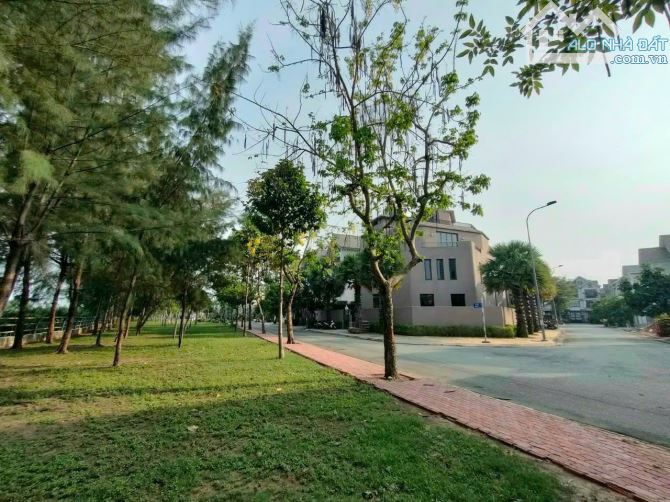 Bán biệt thự toàn gỗ quý KDC 6B- 250M-2- 3 lầu có hầm - 6PN- 8WC đường phạm hùng nói dày - 21