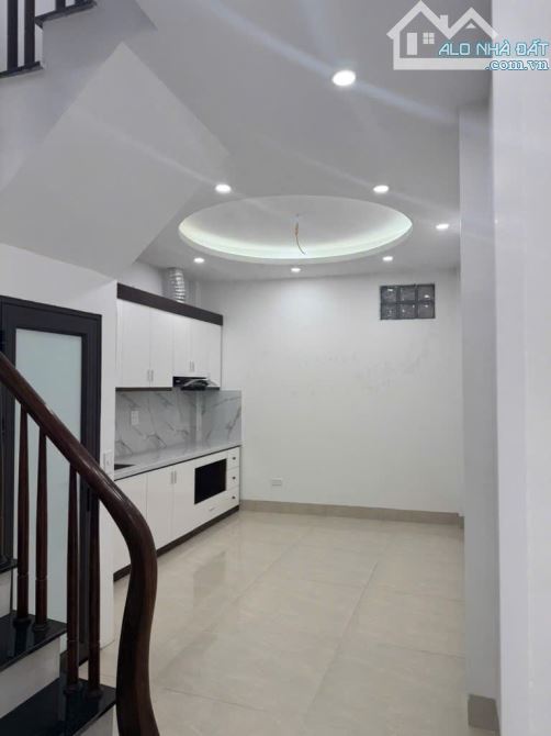 Chính chủ cô Hạnh nhờ bán  Thượng Cát, 36m² x 5T, ô tô đỗ cửa, vài bước ra phố, giá 5 tỷ - 2