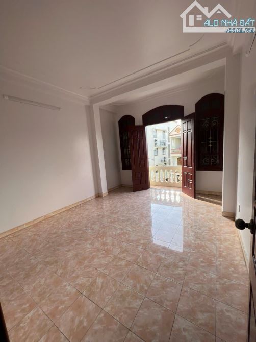 Nhà mặt đường Tô Hiệu - 96,4m2 - ngang 4,2m - sau thoáng - giá hơn 20 tỷ - 2