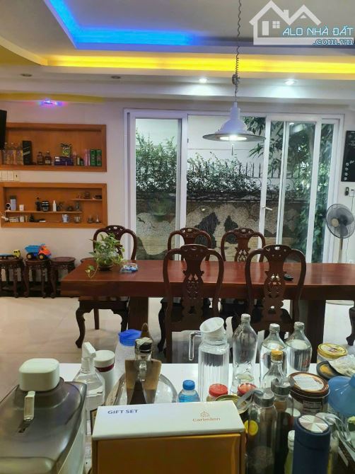 Bán biệt thự toàn gỗ quý KDC 6B- 250M-2- 3 lầu có hầm - 6PN- 8WC đường phạm hùng nói dày - 3