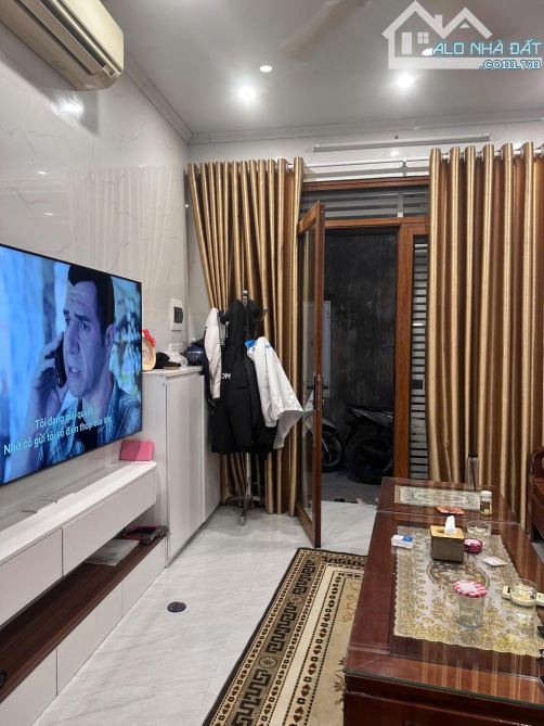 NHÀ NGỌC THUỴ 5 TẦNG - CÁCH 1 NHÀ RA PHỐ - GẦN TRƯỜNG CHỢ - 3