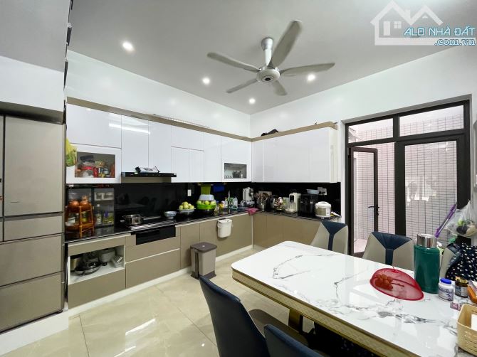 Nhà 5 tầng thang máy Văn Cao - 61m2 - Đường 6m - 4
