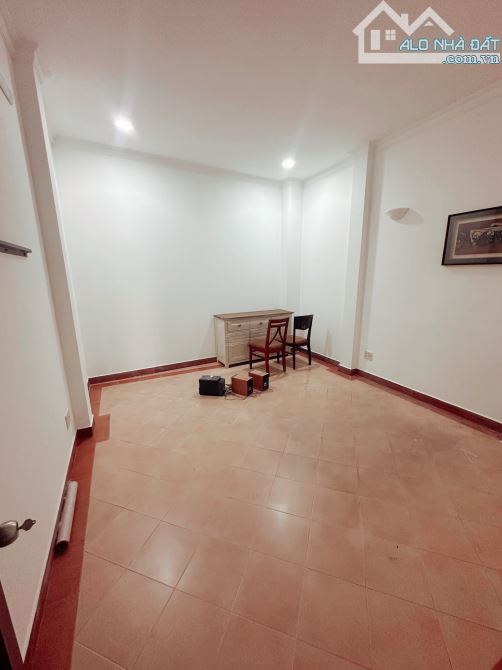 Bán nhà MT gần chợ Bà Chiểu 🚩 DT 4,2 x 25m🚩 4 Tầng xây chắc chắn🚩 có Vỉa Hè - 4