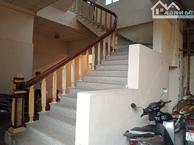 Bán tòa nhà văn phòng VIP KCN Vĩnh Hoàng - Mặt phố Tân Mai DT 1250m2, MT 30m, Giá 158 tỷ