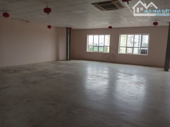 Bán tòa nhà văn phòng VIP KCN Vĩnh Hoàng - Mặt phố Tân Mai DT 1250m2, MT 30m, Giá 158 tỷ