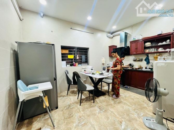 Hiếm! Bán Nhà Trần Quốc Hoàn - Phân Lô-Vỉa Hè Rộng-ÔTô Tránh-60M2 -4Tầng -Mt 5m -22 Tỷ Hơn - 9