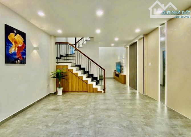 B.án nhà hơn 8 tỷ, ô tô đỗ, ra vào, diện tích 40m2