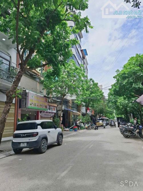 Bán Biệt thư khu Vip Vườn Đào D5, 235m2, 5 tầng, nội thất cao cấp, an ninh 247