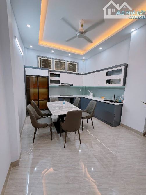 KIM ĐỒNG 48m- nhỉnh 16 tỷ - PHÂN LÔ Ô TÔ - THANG MÁY - FULL NỘI THẤT VIP - VÀI BƯỚC RA HỒ.
