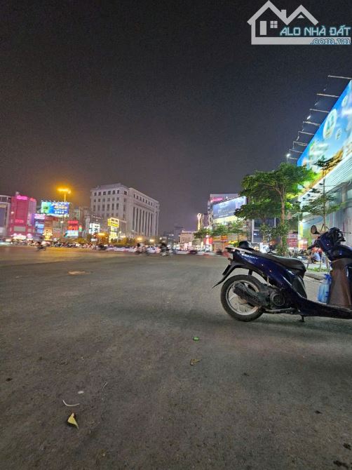 Bán nhà mặt phố Ô Chợ Dừa, 3 thoáng lô góc, vỉa hè đá bóng, 35 tỷ