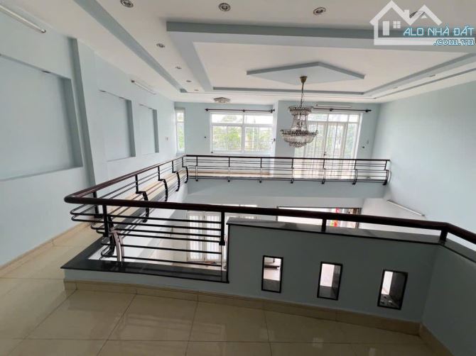 MẶT TIỀN LÊ VĂN CHÍ - 122m2 - 4 TẦNG - NGAY NGÃ TƯ THỦ ĐỨC - NGANG 8M - HOÀN CÔNG