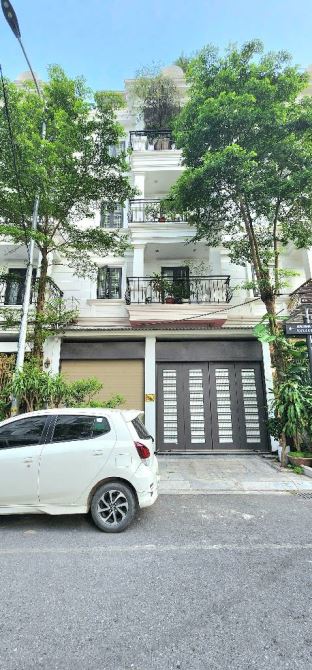 Bán nhà phân lô, liền kề Rose Town Ngọc Hồi, vị trí vàng, mặt tiền rộng 124m giá 34 tỷ