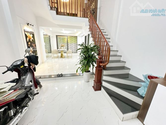 NHÀ ĐẸP NGÕ RỘNG – 521 TRƯƠNG ĐỊNH – 42M², 5 TẦNG Ở NGAY – GẦN Ô TÔ TRÁNH – GIÁ 8 TỶ