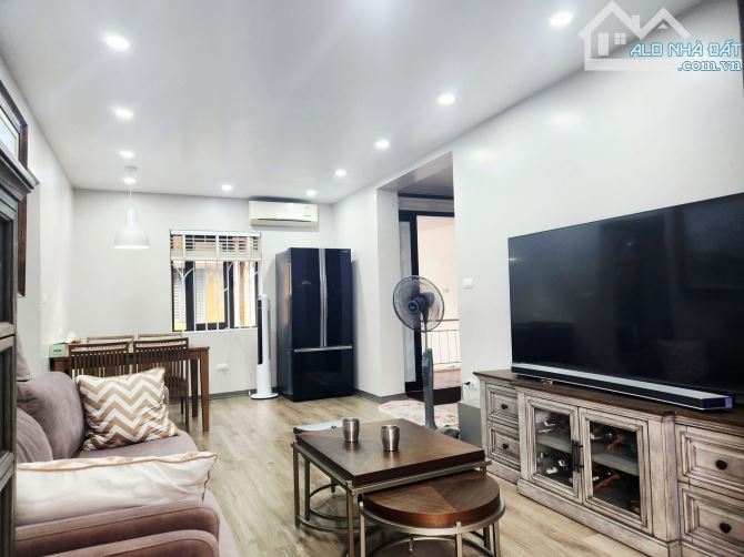 Tập thể 65m2 phố Nguyên Hồng💥2 Ngủ+2WC💥Nhà đẹp ở luôn💥Sổ riêng💥Oto đỗ💥2.5 Tỷ