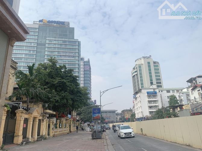 Bán nhà 4 tầng mặt phố Trần Hưng Đạo, Hoàn Kiếm, lô góc, vỉa hè rộng, kinh doanh cực tốt, - 1