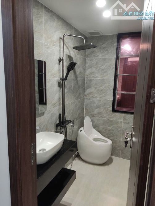 Bán nhà 4 tầng xây mới có thang máy mặt đường Phủ Thượng Đoạn - 2
