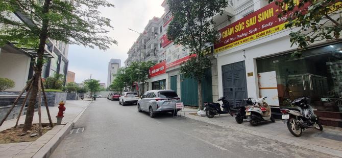 Bán nhà phân lô, liền kề Rose Town Ngọc Hồi, vị trí vàng, mặt tiền rộng 124m giá 34 tỷ - 2
