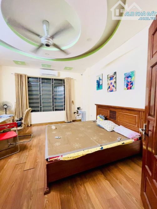 BÁN NHÀ TRONG NGÕ PHỐ ĐÔNG TÁC – ĐỐNG ĐA 📏 Diện tích: 30m² 🏢 Kết cấu: 5 tầng kiên cố 📐 - 3