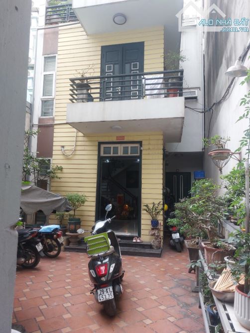 PHỐ ÍT NHÀ BÁN -NHÀ 3 TẦNG,CHỦ TỰ XÂY CHẮC CHẮN, -TIỆN ÍCH BẠT NGÀN. DT: 113M -MT :6M GIÁ - 3