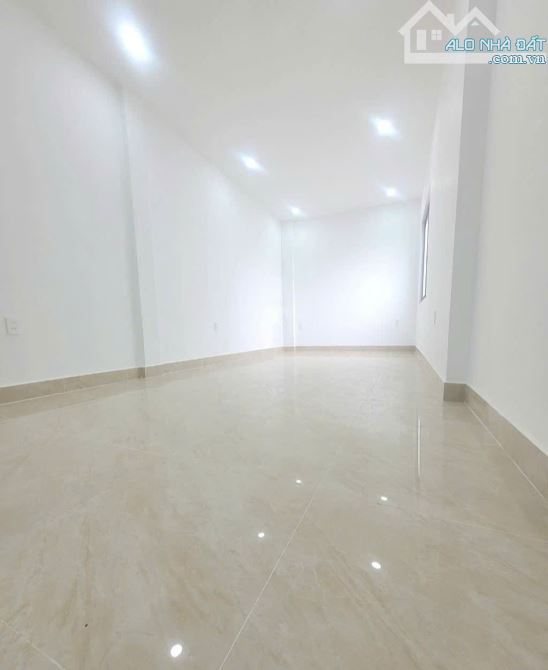 SIÊU PHẨM - NHÀ MỚI 3 TẦNG - SÁT MẶT TIỀN - OTO TỚI NHÀ - GẦN KHU ẨM THỰC PHAN XÍCH LONG - 3