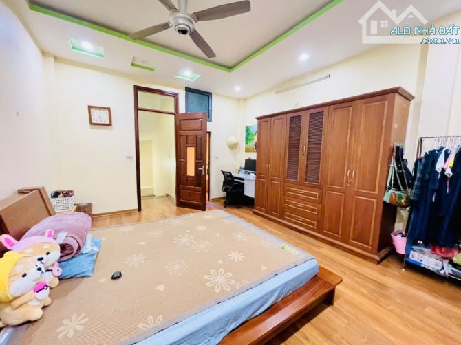 BÁN NHÀ TRONG NGÕ PHỐ ĐÔNG TÁC – ĐỐNG ĐA 📏 Diện tích: 30m² 🏢 Kết cấu: 5 tầng kiên cố 📐 - 5